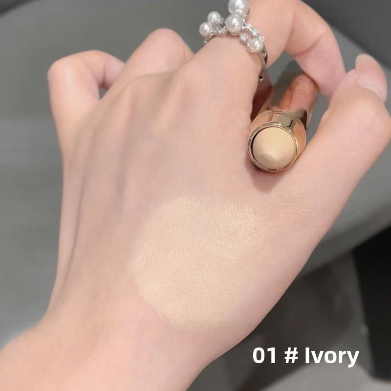 

Консилер-карандаш скрывает темные круги на лице, корректирует пятна, следы от прыщей и осветляет мешки под глазами. Консилер-крем 01#