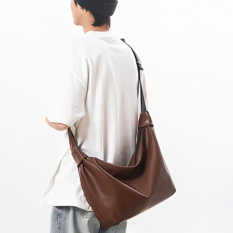 Simple, fashionable and large-capacity pu men's and women's locomotive commuter bags, new literary and versatile women's shoulder messenger bags