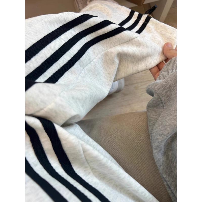 Dámské pruhované splývavé tepláky s rovnými nohavicemi, Jaro/Podzim 2025: Všestranné široké nohavice s manžetami, ležérního střihu.