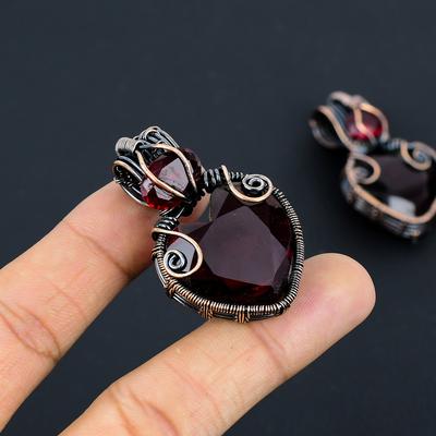 Pendentif cadeau en fil de cuivre, grenat naturel du Mozambique, 2.17 pouces, c9R96