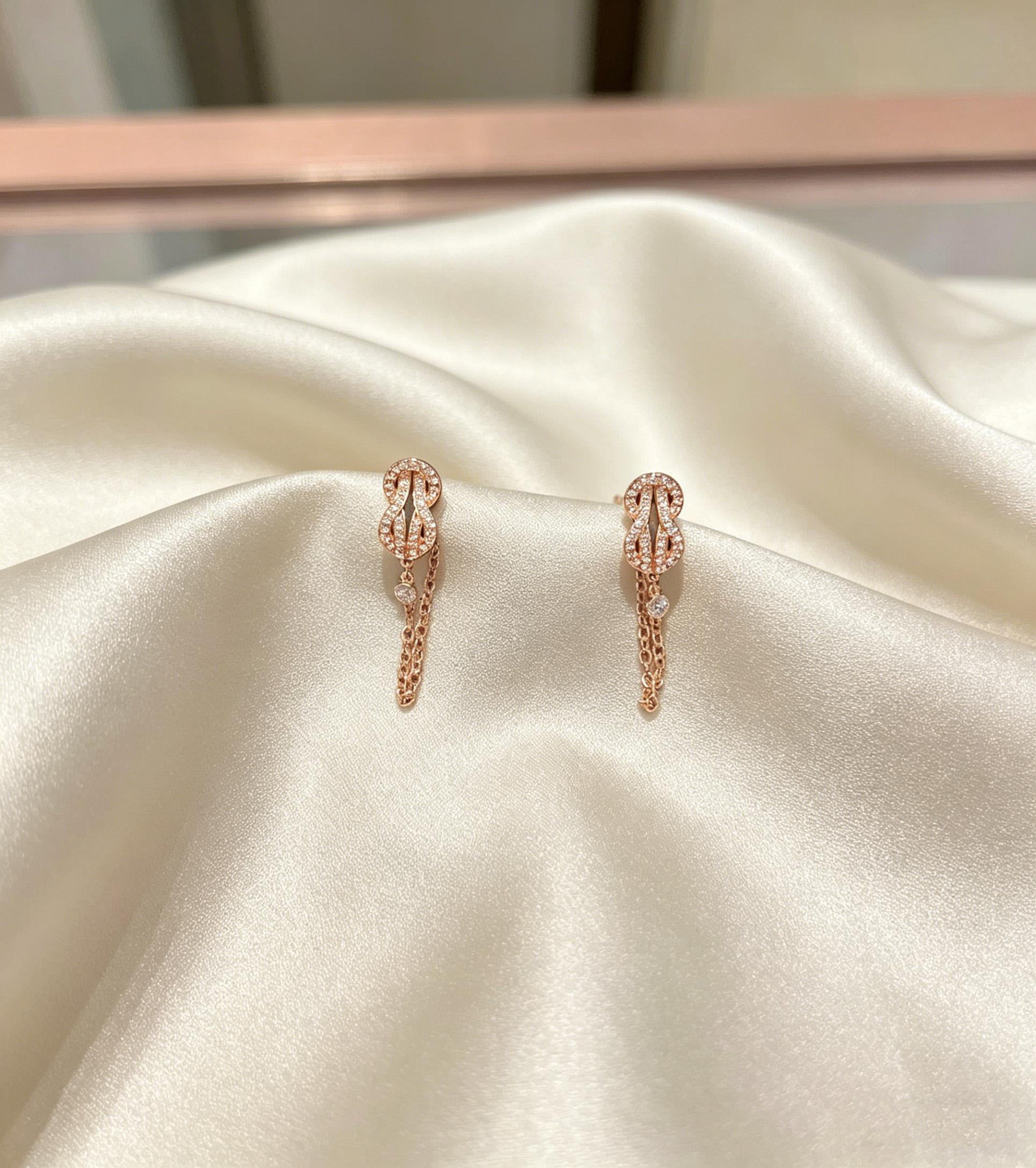 

Elegant 8 Shaped Crystal Paved Chain Tassel Drop Earrings Minimalist Luxury Dangled Ear Jewelry for Ladies Gift Non-allergic Material Earring серебряный