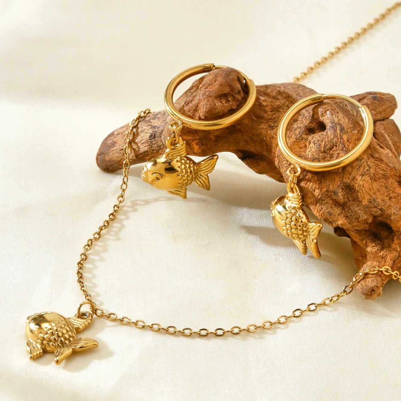 

Летняя пляжная мода Индивидуальность Милый богемный стиль Нержавеющая сталь Покрытие 18-каратным золотом Маленькая подвеска в виде толстой рыбки Цирконы Женская