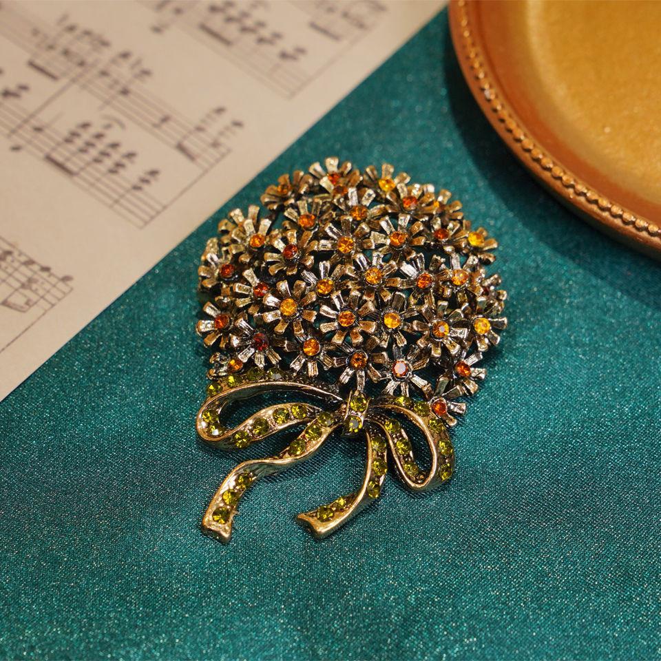 

Роскошная изысканная брошь-значок в виде хрустального букета для женщин и мужчин, брошь-булавка с цветком и стразами, сияющая, бутиковая, элегантная брошь-булавка для пальто и костюма
