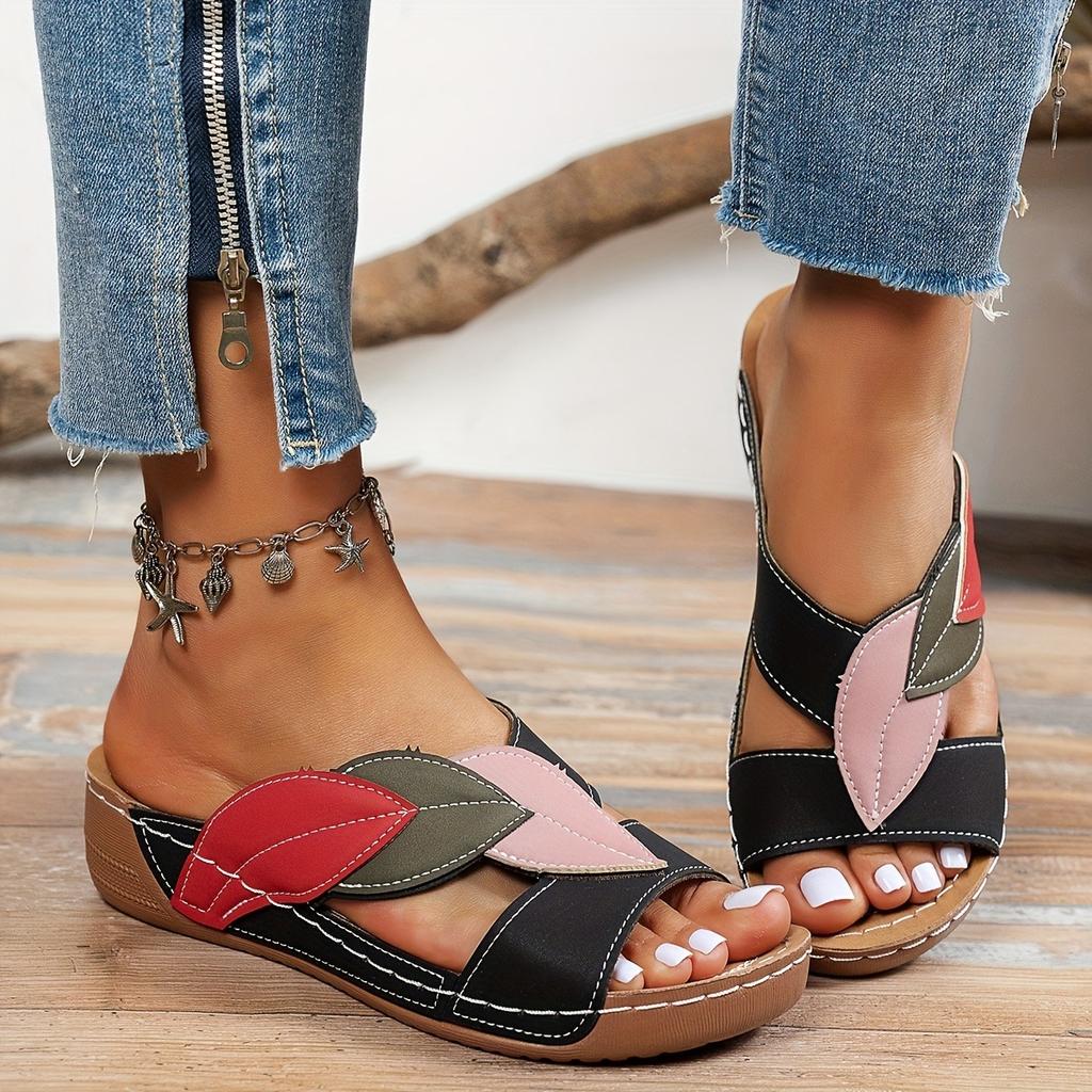 Une paire de pantoufles tendance pour femmes à motif de feuilles, chaussures à enfiler à bout ouvert et à faux talons plats, lavables à la main, avec fausses doublures et semelles intérieures