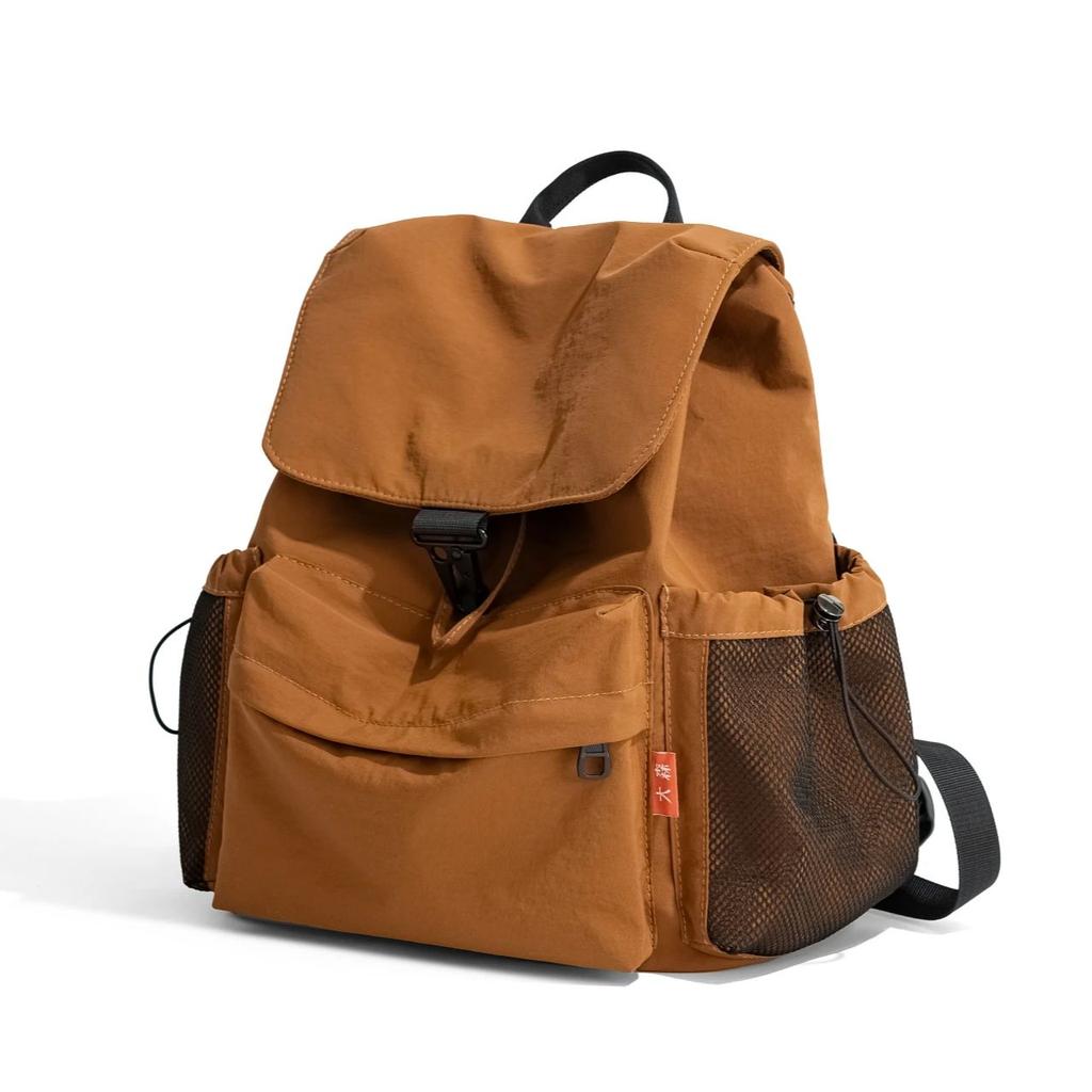 Double-strapped backpacks with large capacity. Suitable for travel, casual use and commuting. They have a niche and high-end fee