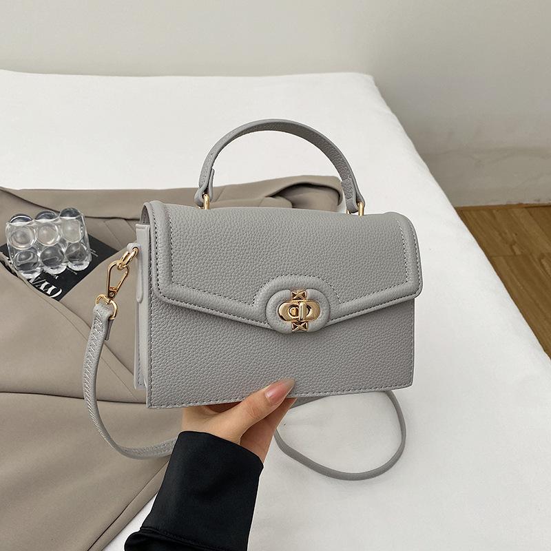 

Niche fashionable simple handbag 2025 new fashion European and American retro messenger bag women s commuter shoulder small square bag серый