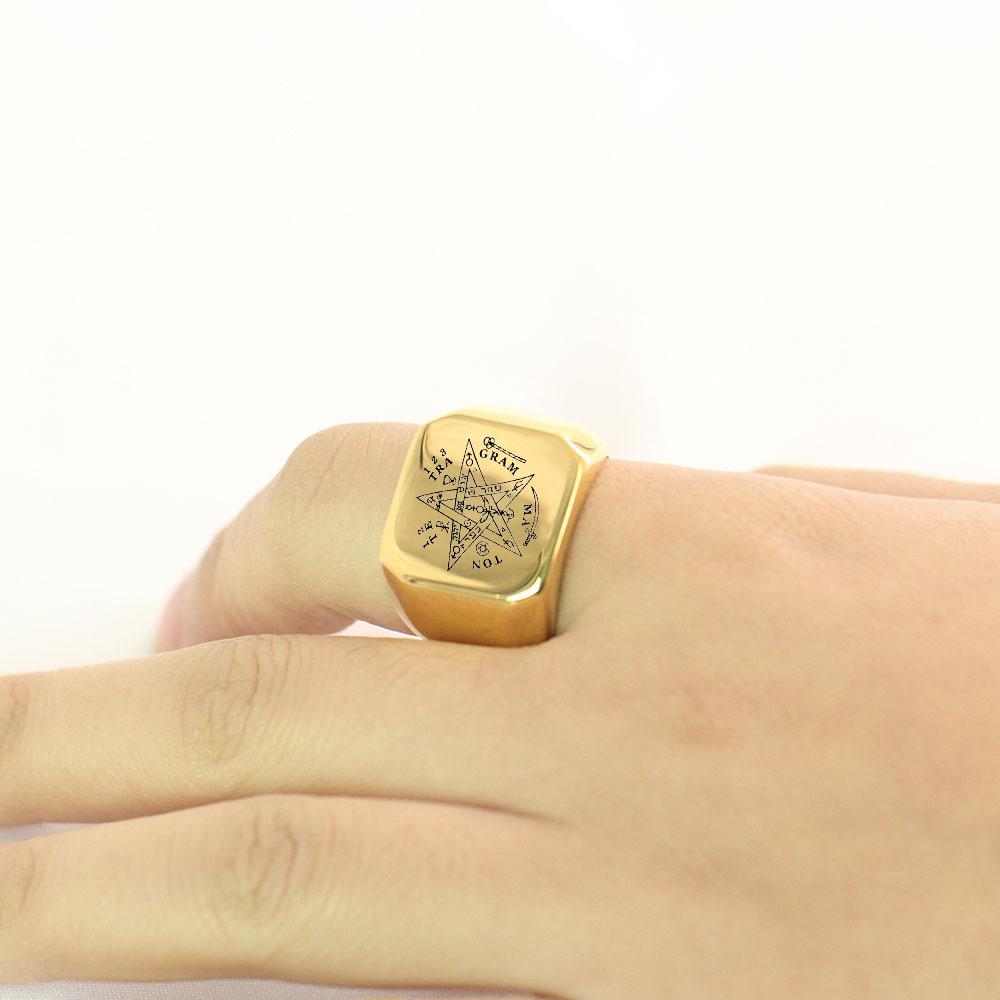 Einzigartiger Buchstaben Titanstahlring für Herren Vintage Quadratisch 18MM Glatt Trendig Männlich Fünfzackiger Stern Ring