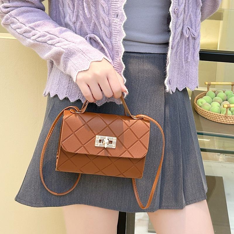 A small bag, a new women's embossed embossed square bag, a simple classic handbag.