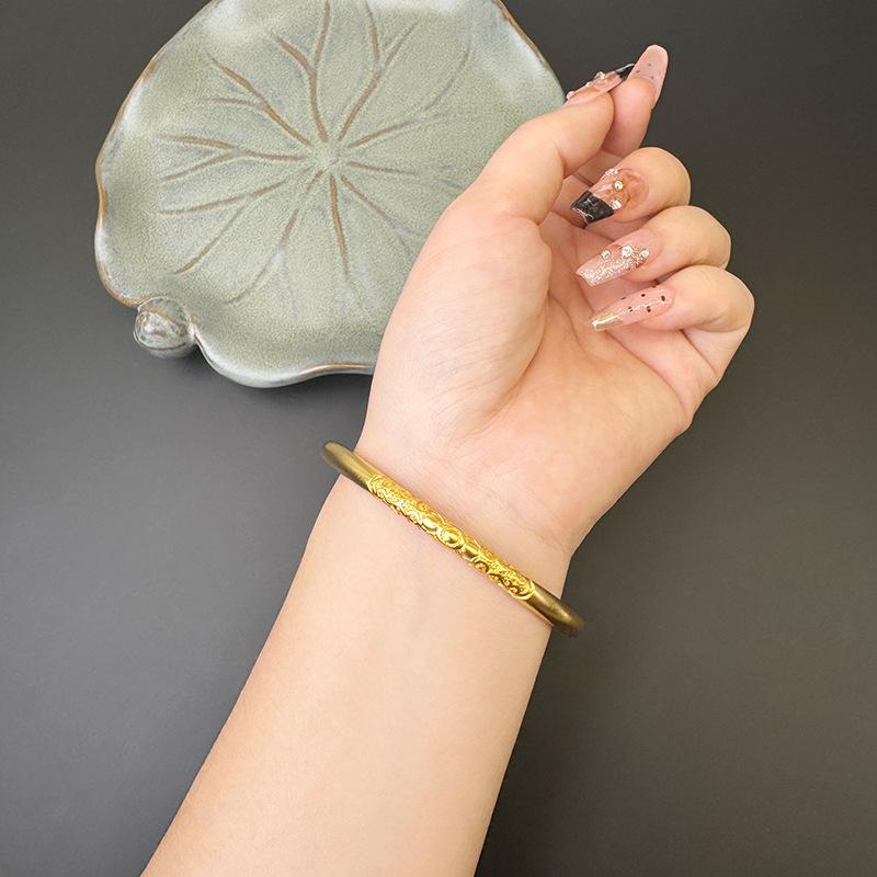 Vietnamesisk Gullsand Bauhinia Blomsterarmbånd: Slitesterk messing med antikt rullmønster for kvinner