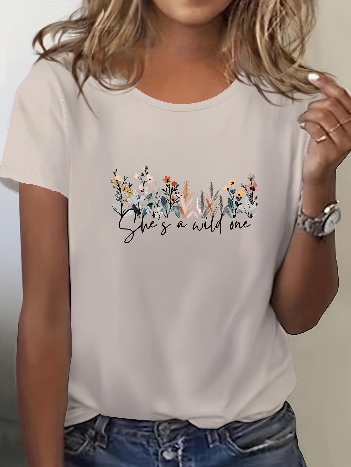 

Женская повседневная футболка с коротким рукавом и круглым вырезом - Яркий синий цвет с цветочным и графическим принтом и цитатой «Она дикая сердцем» 4XL