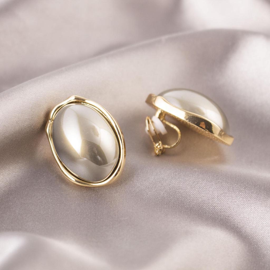 Brincos de pressão triangulares elegantes para orelhas não furadas - Versáteis e com um toque de luxo leve para o uso diário.