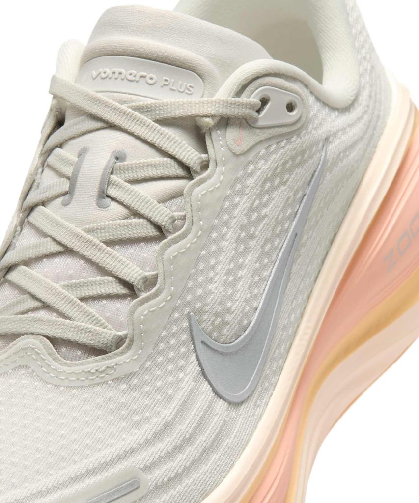 Nike Vomero Plus W - Light Bone: Arctic Orange: Ice Peach: Metallic Silver / Hv8154-012