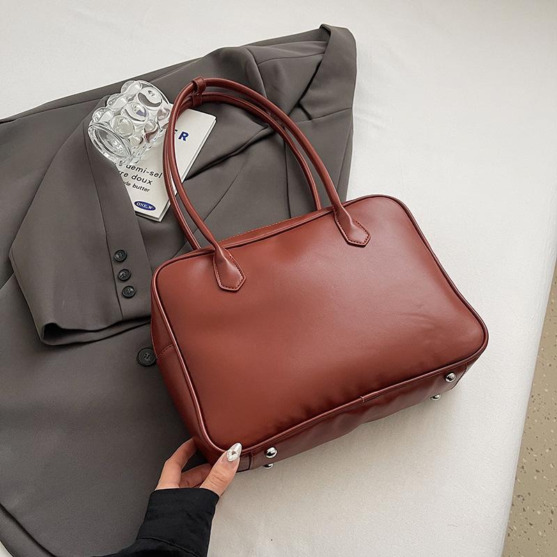 

Модная универсальная сумка для переноски в руке, женская, новая трендовая повседневная сумка 2024 года, высококачественная сумка через плечо с нишевым дизайном красный