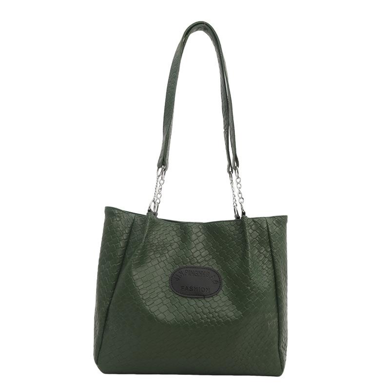 

Текстурована сумка через плече великої місткості з ромбоподібного плетення. Модна популярна сумка-тоут, універсальна текстурована сумка для приміських поїздок. зелений