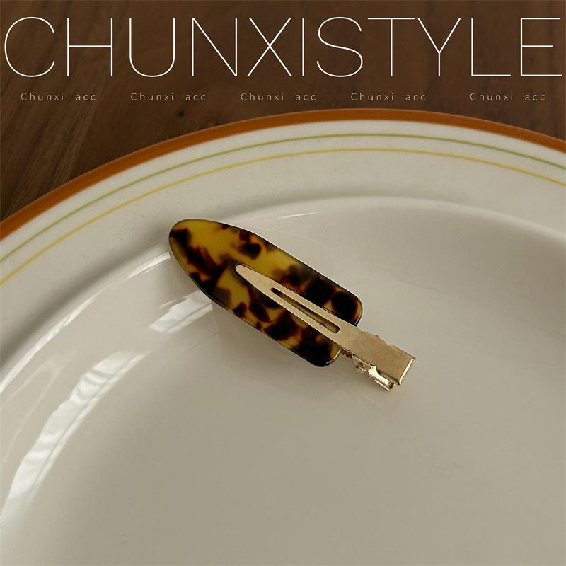 Dark Series Tortoiseshell Leopard Acetate Claw Clip: Large/Medium Hair Clip for Women