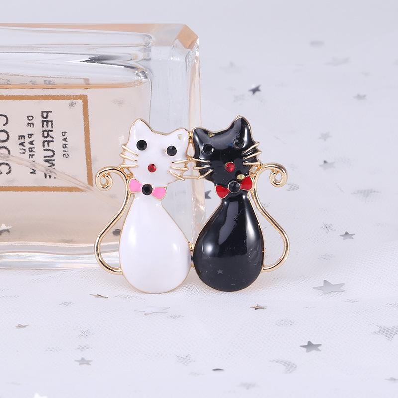 Cartoon Cute White And Black Couple Cat Brooch, Simple Fashion Accessory Pin