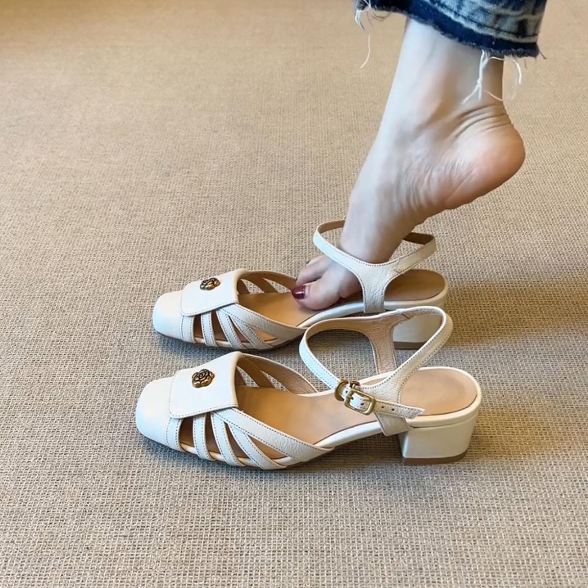 

Удобная в носке версия~ Черные босоножки на толстом каблуке с полым дышащим верхом в римском стиле для женщин с квадратным носком, камелией, в стиле ретро, из мягкой кожи 40