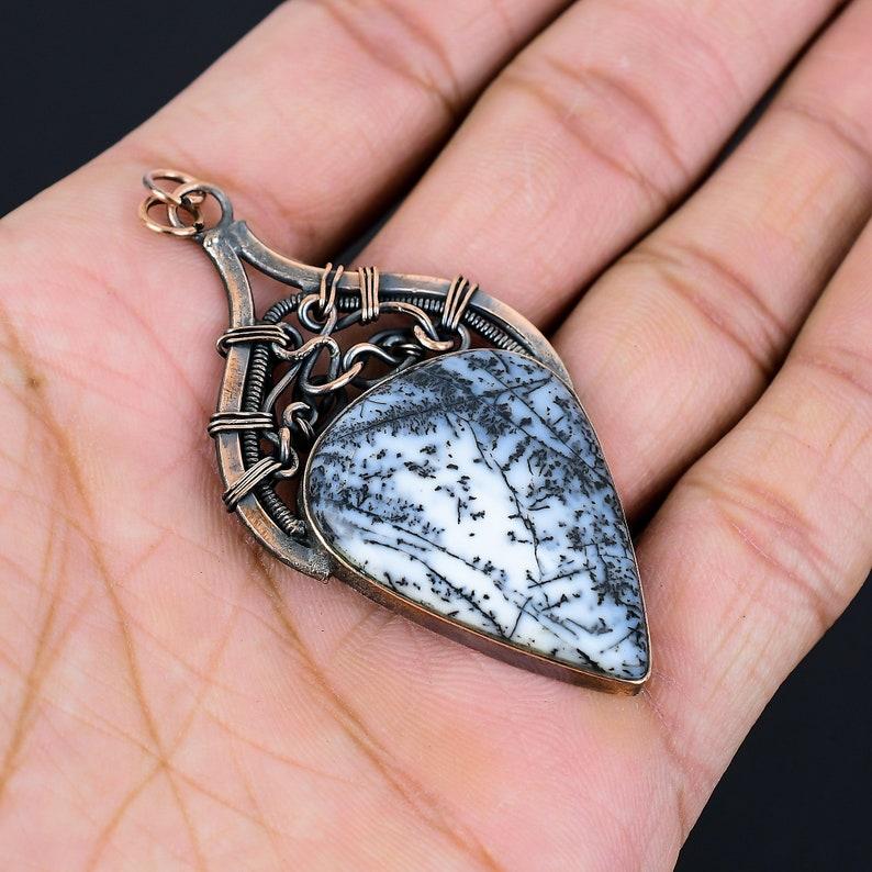 Pandantiv cu opal dendrit, pandantiv cu piatră prețioasă cu opal dendrit, pandantiv înfășurat cu sârmă de cupru, pandantiv lucrat manual, bijuterii cu opal dendrit, cadou pentru mama ei