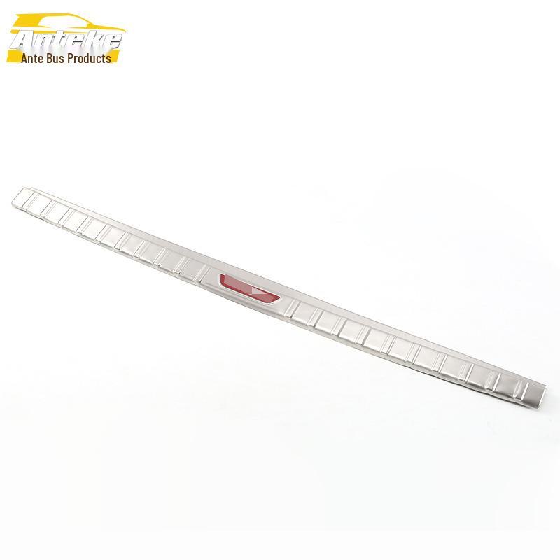 Защита заднего бампера Pajero 18: Защитная накладка на багажник из нержавеющей стали.