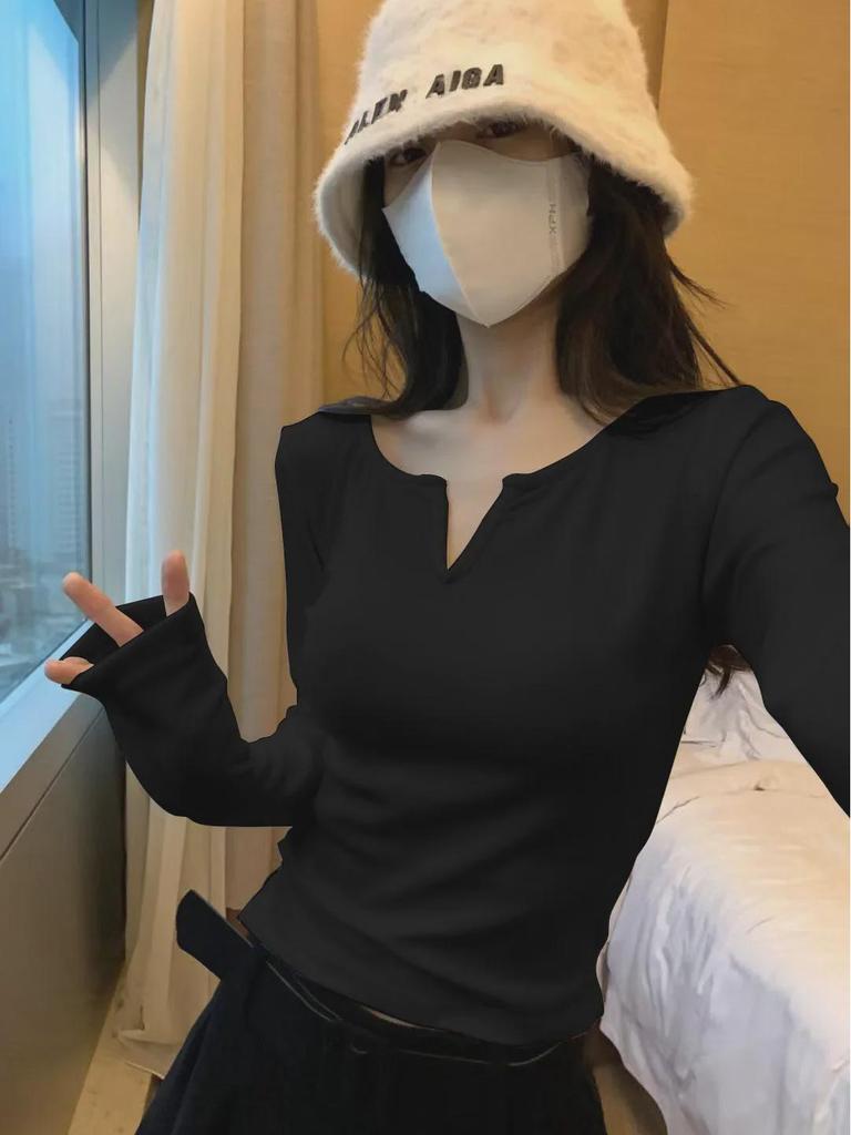 Designový smysl V-výstřih Sametový dámský zeštíhlující top Kolekce podzim/zima 2024: Hřejivé tričko s broušenou vnitřní vrstvou