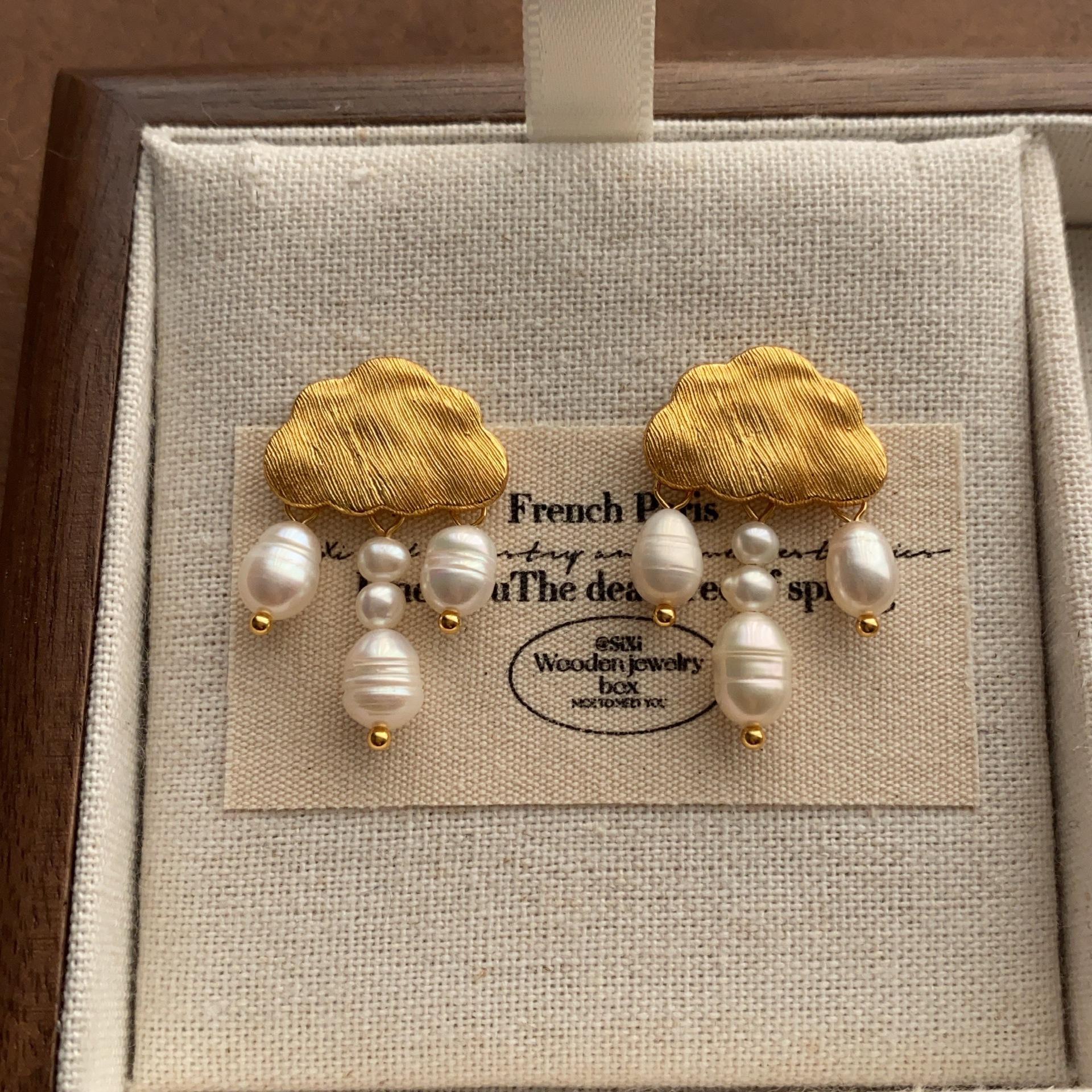 

Romantic poetic pearl cloud stud earrings gentle and elegant brushed craft earrings fashionable high-grade gentle atmosphere earrings