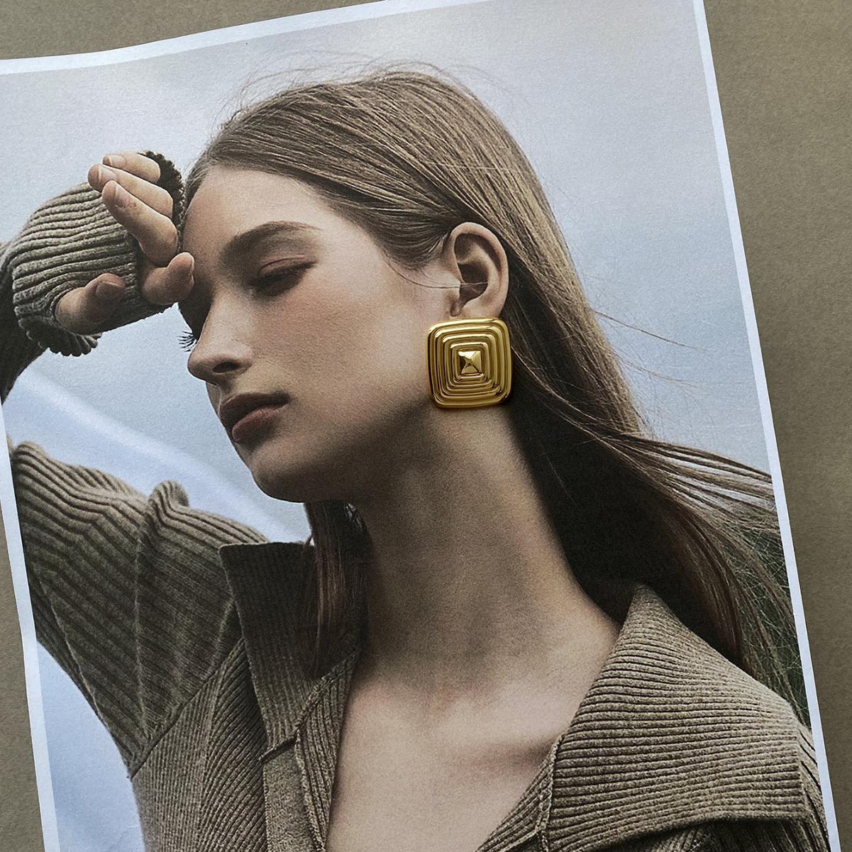 

Classic European-American 18k Gold Square Meander Earrings – Non-Fading, High-End Stainless Steel Jewelry