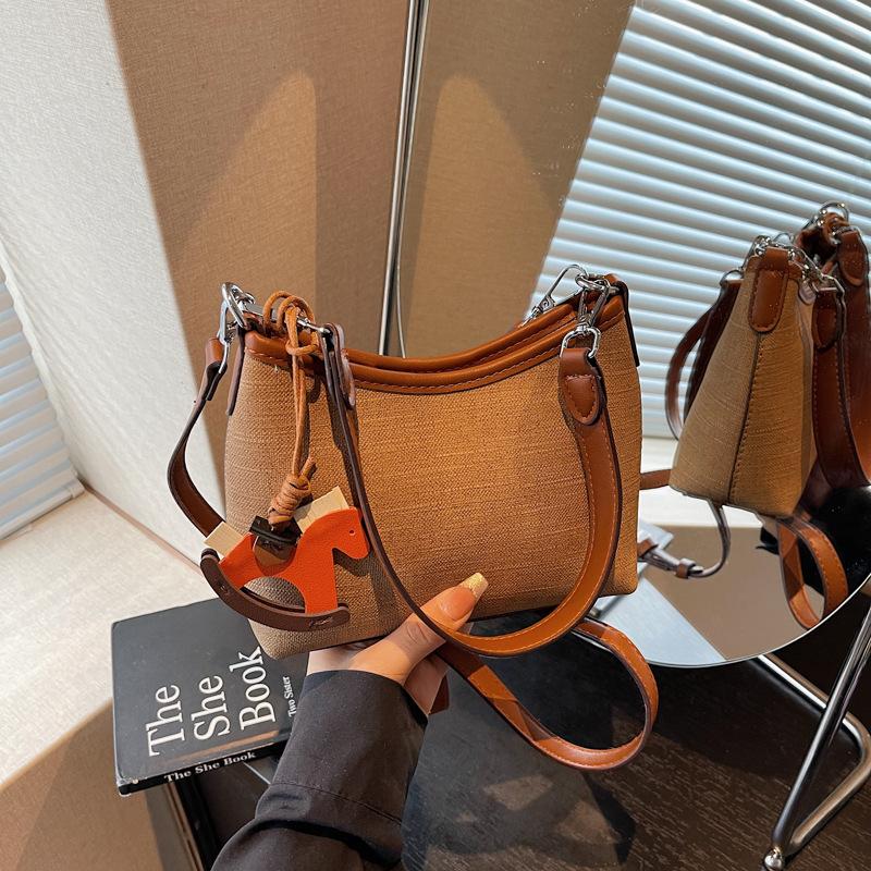 

Niche hand-held underarm bag women s new simple casual shoulder bag contrasting color crossbody bucket bag