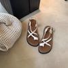 Vielseitige Kreuzschnallen-Zehenbedeckung Weiche Sohle Nischenstil Urlaubs-Plateausandalen Damen