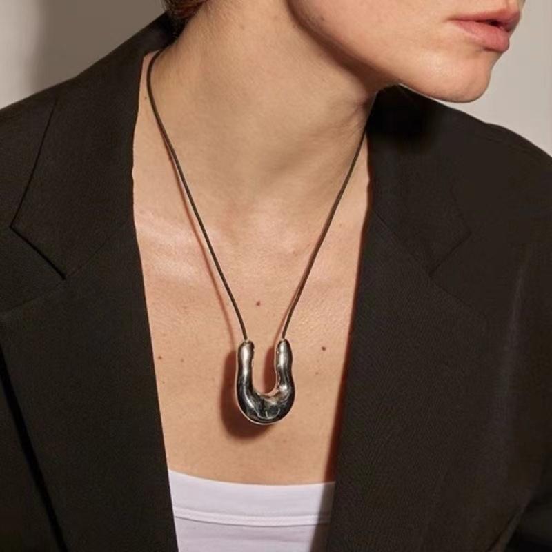 U-Shaped Horseshoe Pendant Necklace Simple Clavicle Chain Alloy Material Birthday Gift for Women Girls Choker Necklace