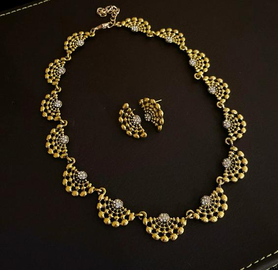 Винтажный набор украшений со стразами: Элегантные Серьги и Ожерелье