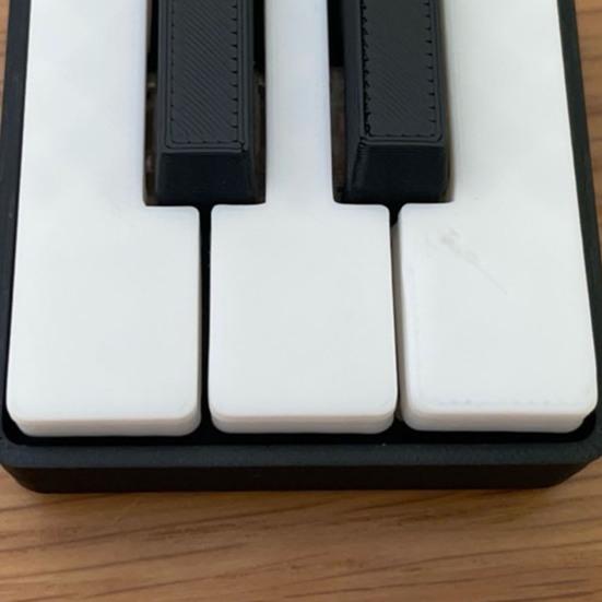 Llavero de Mini Piano, Clicker de Teclas de Piano, Piano Táctil Tocable Juguete para Aliviar el Estrés con Anilla Metálica, Teclas Clásicas Blanco y Negro para Amantes de la Música Y