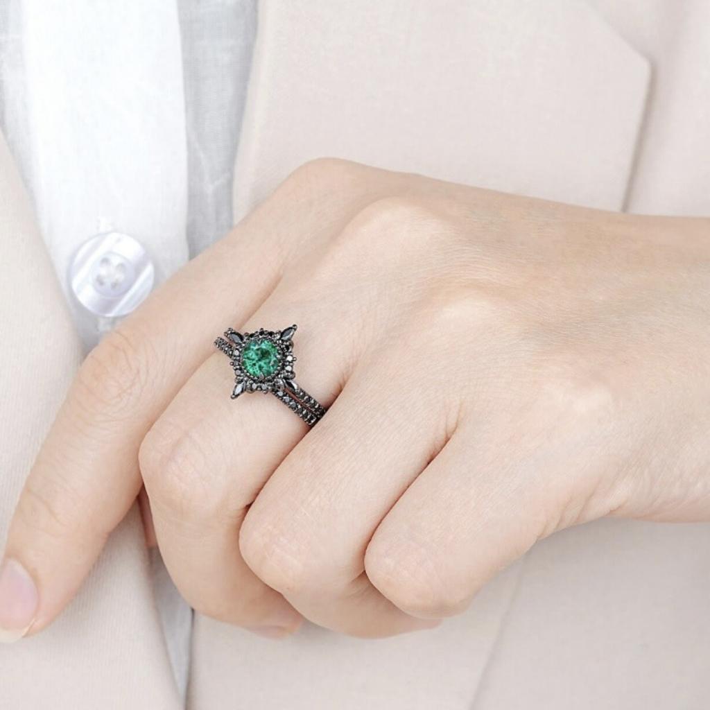 Luxury New Retro Gemstone Gun Black Ring, Inlaid with Green Zircon Ring, European and American Fashion Women's Jewelry