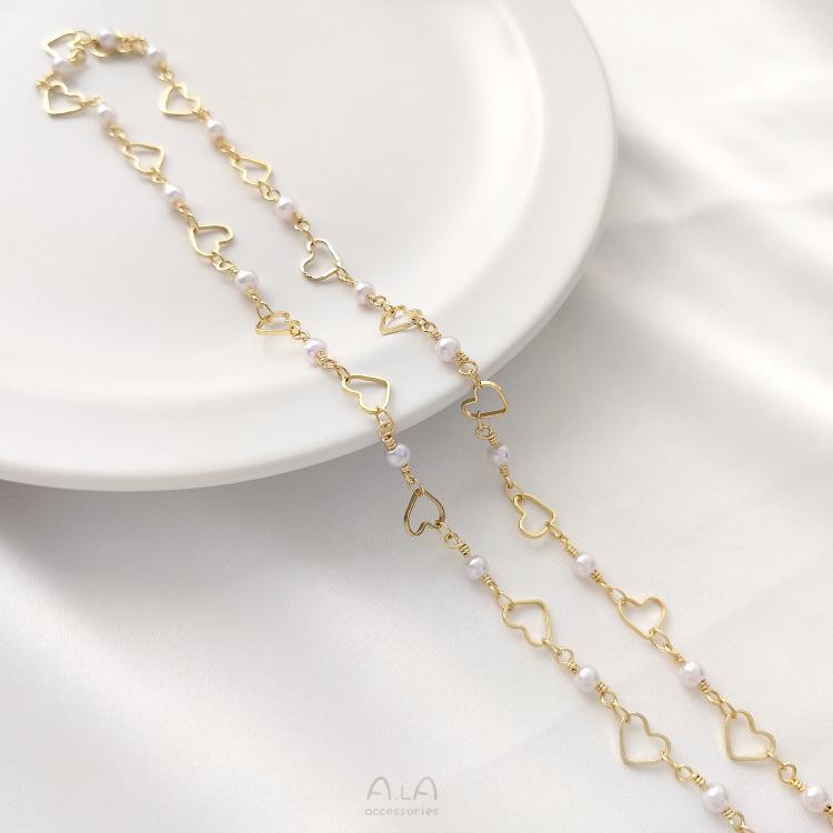 

Цепочка ручной работы из золота 14 карат с персиковым сердцем и разделителем в виде бабочки с розой и жемчугом