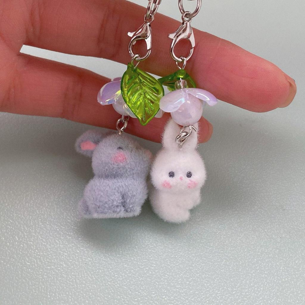 Niedlicher beflockter Hasen-Handystrap Weiche Haptik Langlebiger Harzanhänger Einfach zu installieren Perfekt für Pendler und das Studentenleben