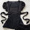Top Chic Nero in Pizzo con Maniche a Palloncino e Laccetti, Vestibilità Slim