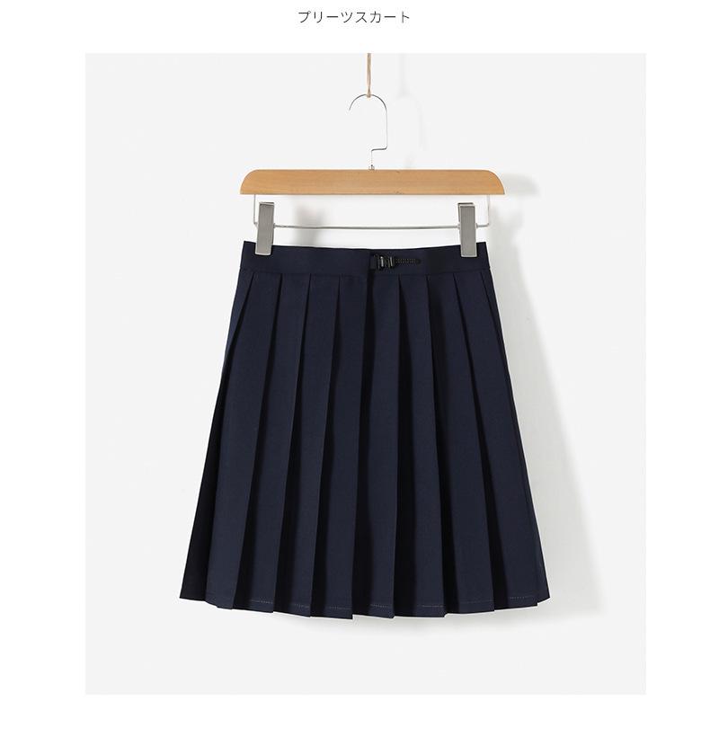 Námořnická dvoudílná JK uniforma v tmavě modré a bílé barvě s dlouhým rukávem a plisovanou sukní na jaro/podzim