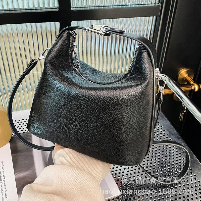 This year's popular small bags for women's spring and summer versatile 2025 new fashion messenger bags Korean version portable bucket bags