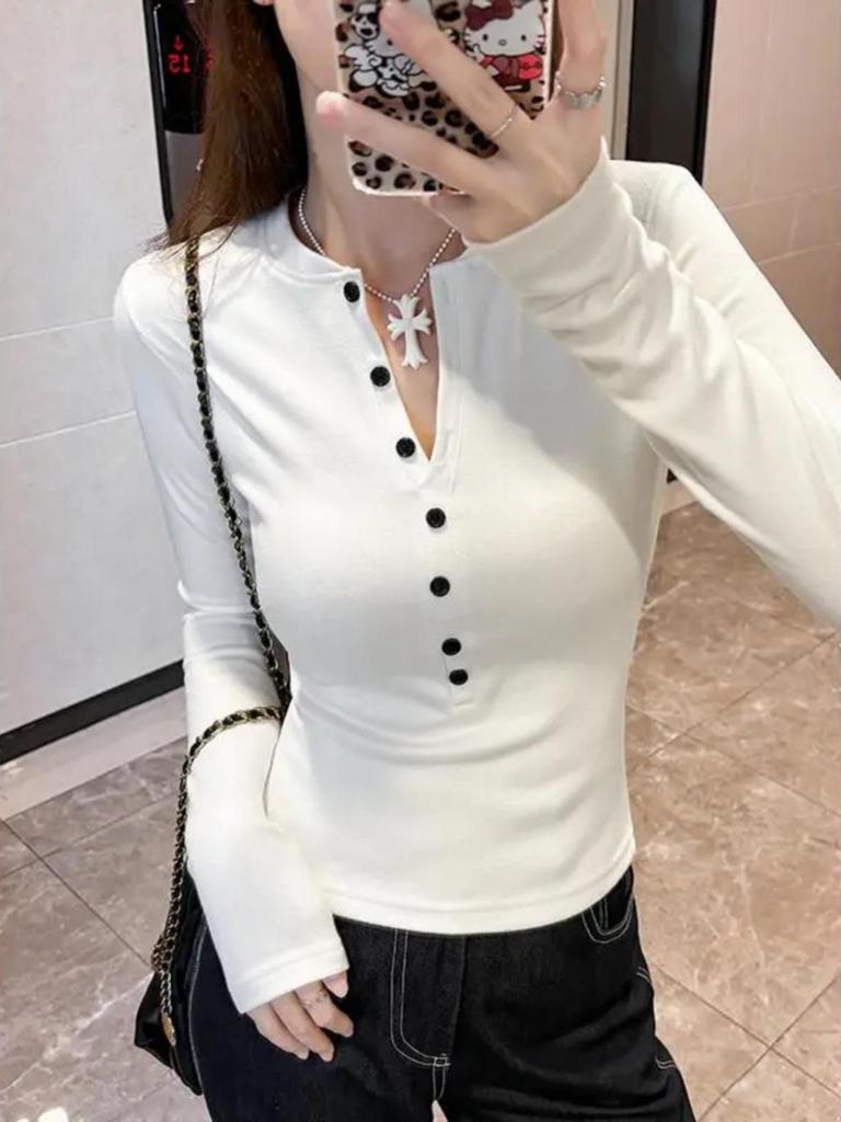 Spicy Girl Elegant Slim-Fit Long Sleeve Button-Down Top for Women, Autumn/Winter, Flattering Inner Layer with Regular Shoulders.