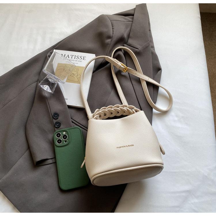 

Portable bucket bag 2025 spring new Korean version of premium texture soft leather lychee pattern large capacity shoulder messenger bag