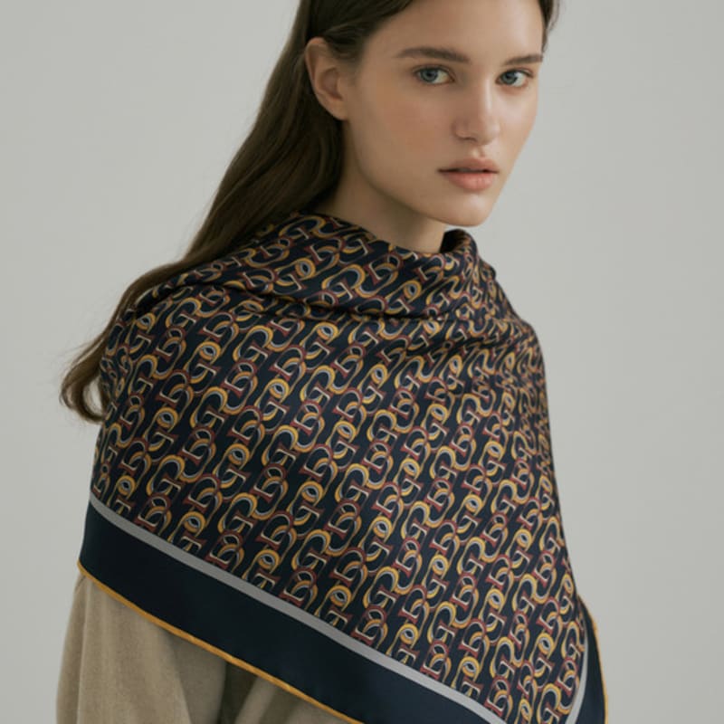 AVVINA PELLE Chain Square SilK Scarf 90 - Navy/Yellow