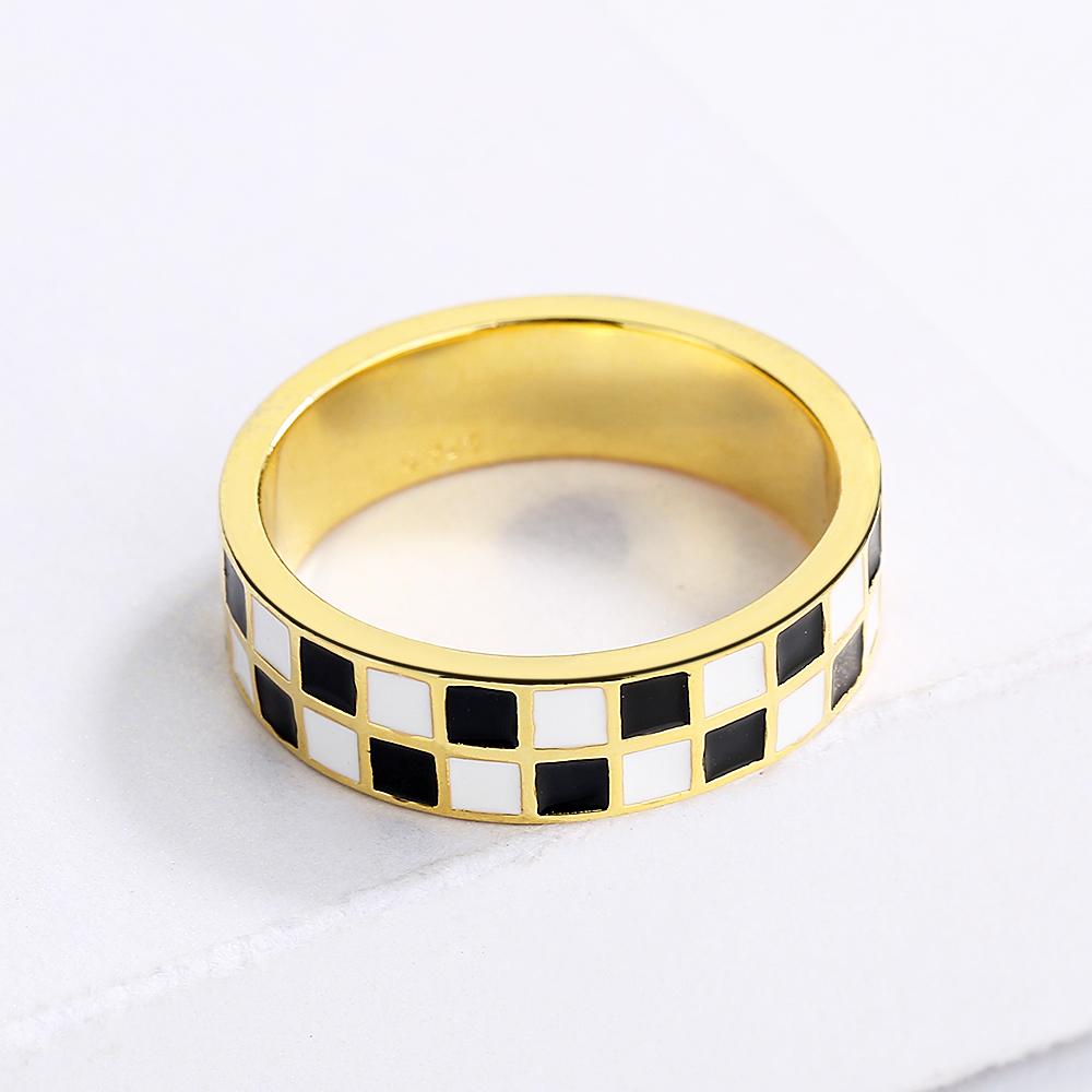 Exquisiter modischer Ring für Damen, Schwarz-Weiß-Ring, minimalistischer Schachbrett-Ring, handgefertigter Emaille-Party-Ehering