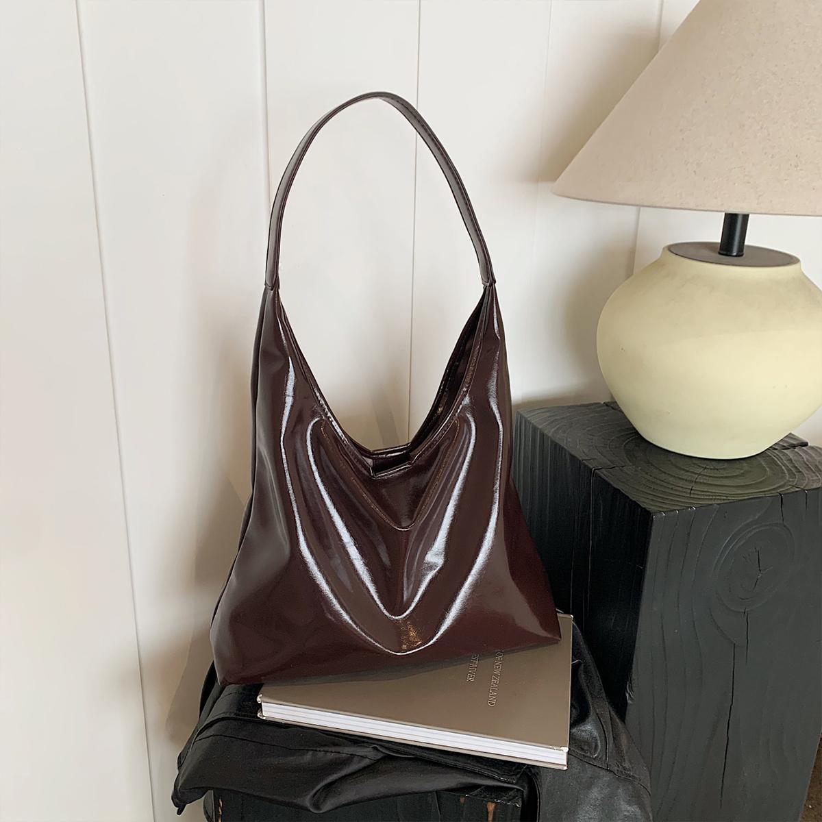 

Минималистская сумка через плечо для женщин, мягкая, из полиуретана, большая вместимость и магнитная сумка, идеально подходящая для повседневного использования на работу