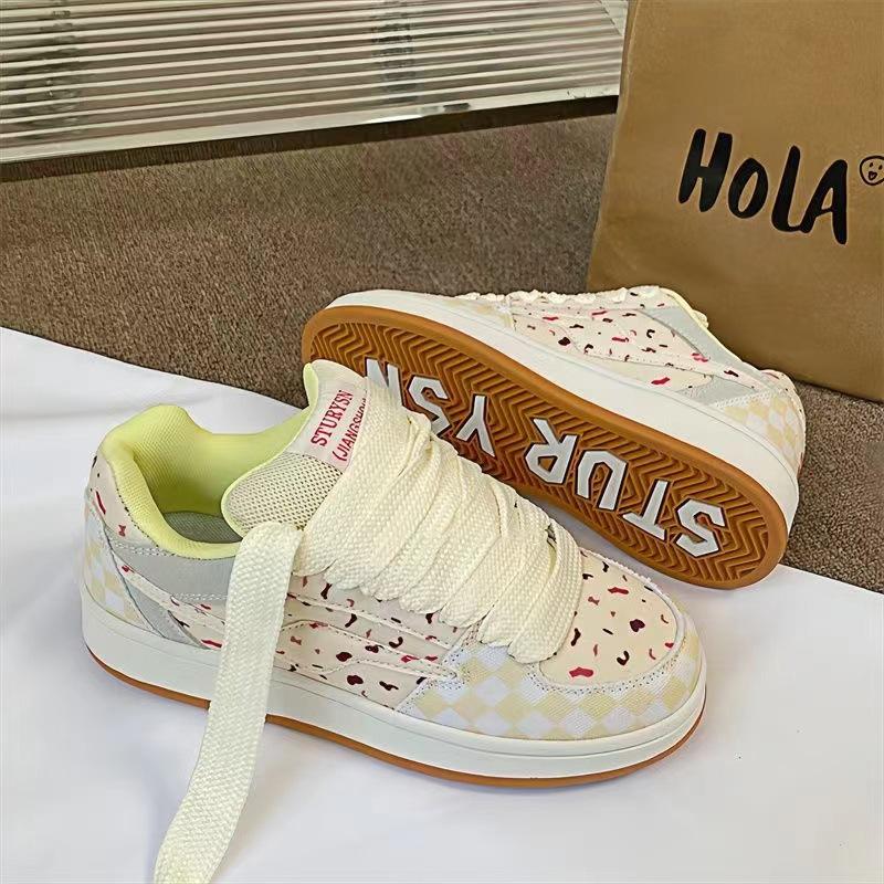 Korean version of student leisure niche design sense board shoes tide 2025 new Harajuku port style flat bottom street shooting sports shoes women