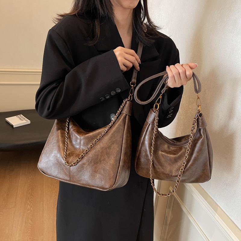 

European and American retro shoulder bag 2025 new fashion texture PU women s bag simple solid color work commuter bag Small 24 * 10 * 20 темно-коричневого