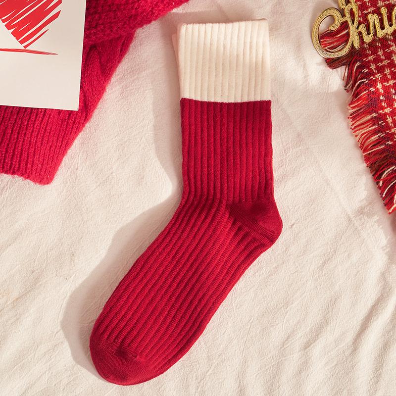 

Женские носки средней длины сохранят тепло осенью и зимой. Выйдите замуж в год Змеи. Красные носки на Новый год. Модные хлопковые носки.