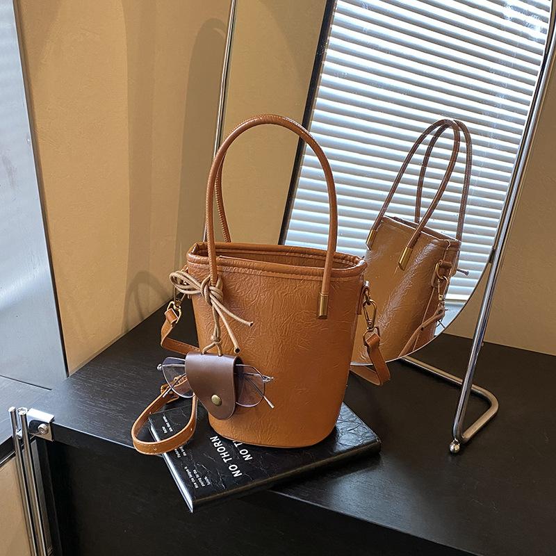 Today's popular hand-carried bucket bags for women's summer new versatile niche design shoulder messenger bags