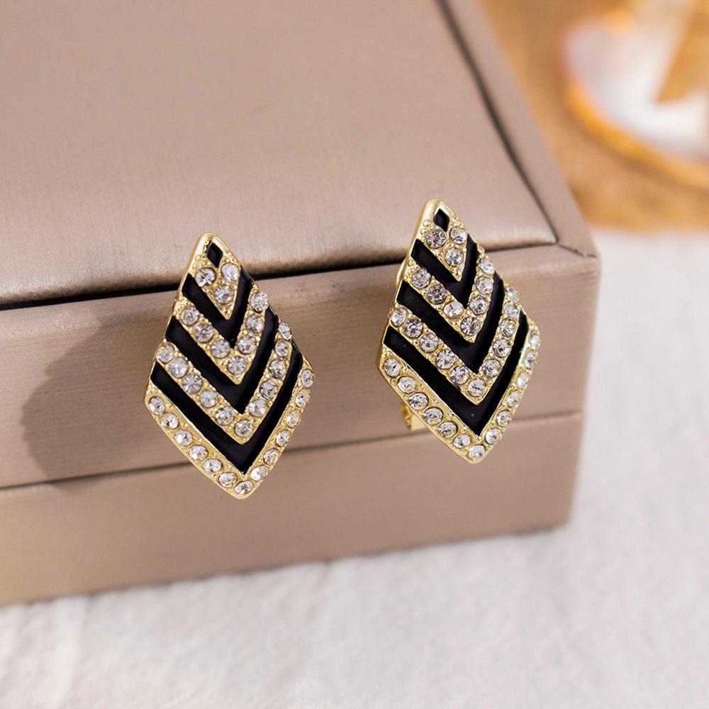 Elegant Black Diamond Silver Needle Earrings: High-End, Fashionable, Versatile Luxury