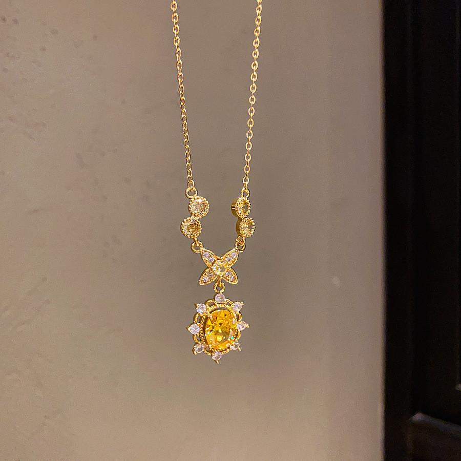 Flower Pendant Necklace With Gold Plating And Zirconia For Elegant Womens Fashion