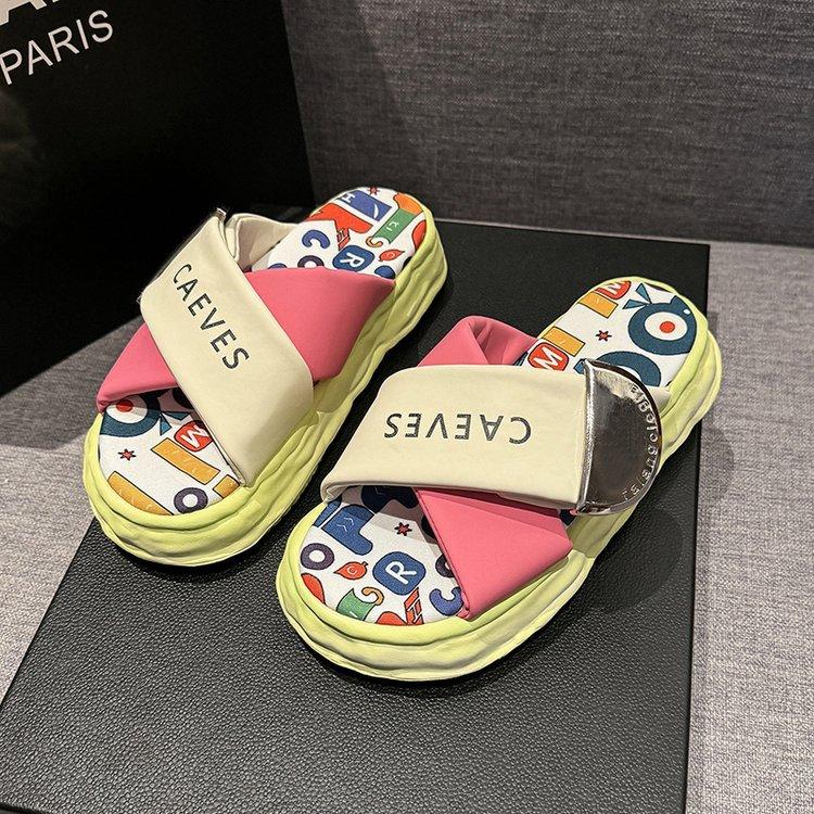 Thick-soled cool slippers women's summer wear 2025 new Internet celebrity explosion niche graffiti beach sandals stepping on shit feeling