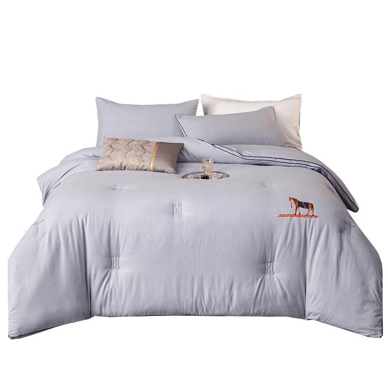 

Yiyiai Soy Fiber Winter Comforter with Carved Design